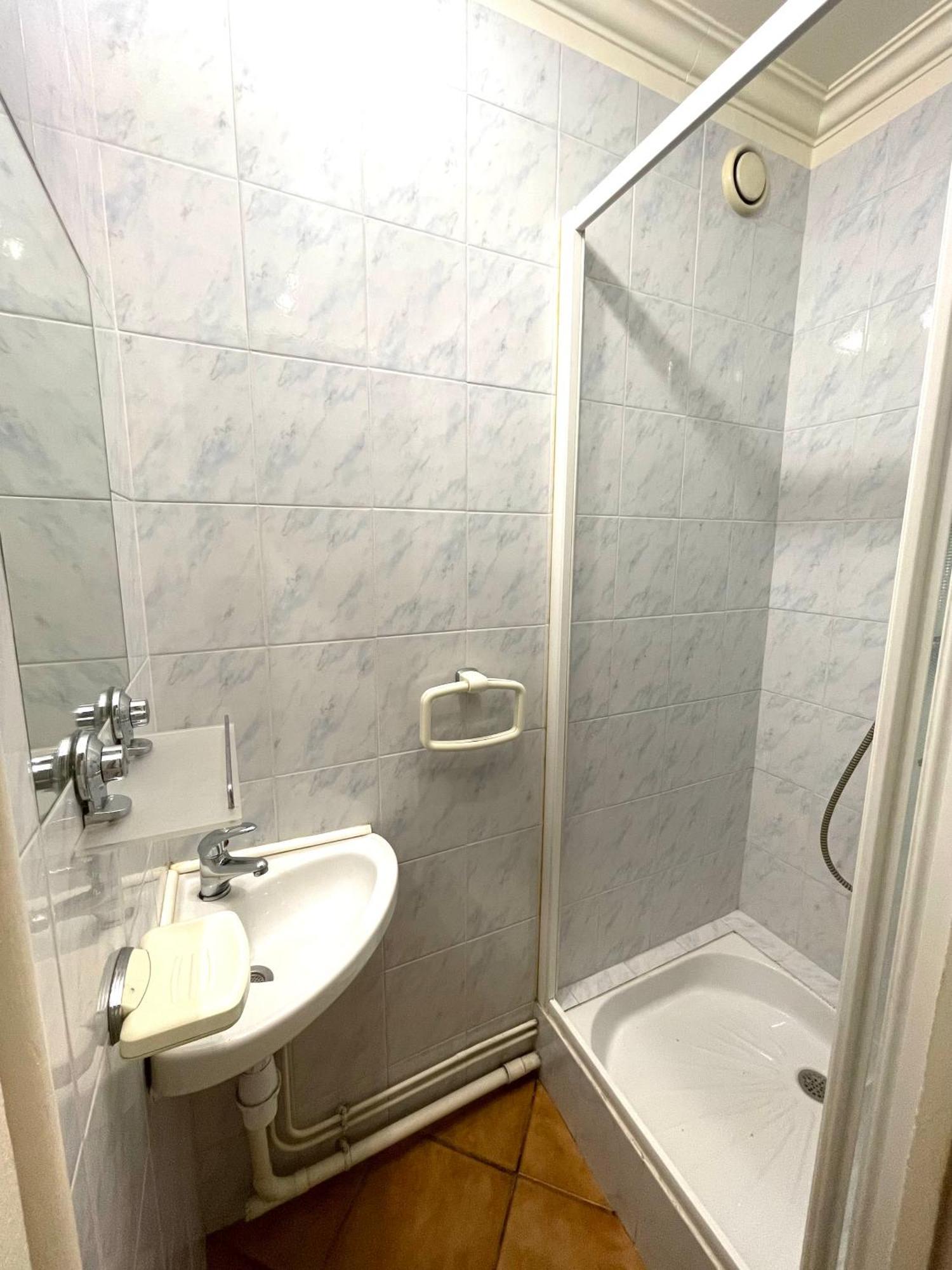 Location Chambre privée en colocation dans un appartement vaulx en velin centre Exterior foto